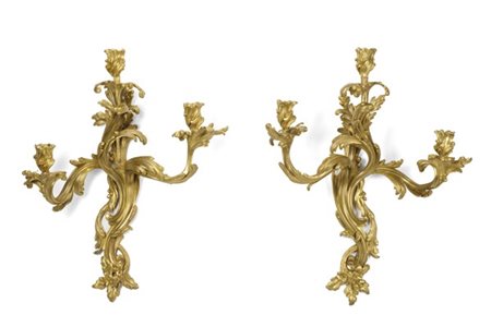 Coppia di applique in bronzo dorato a tre fiamme con portacandele sorretti da v