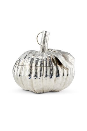 Scatola con coperchio in argento sbalzato a forma di zucca con picciolo e fogli