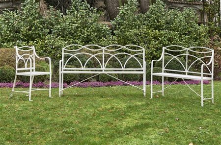 Lotto composto da una sedia e due divani in ferro verniciato bianco con bordure