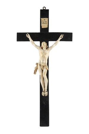 Arte del secolo XVIII. "Cristo crocifisso" scultura in avorio su croce in legno