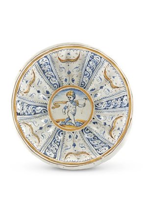 Manifattura di Faenza, fine secolo XVI. Coppa baccellata in maiolica dipinta in