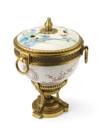 Manifattura del secolo XVIII/XIX. Bruciaprofumi in porcellana 