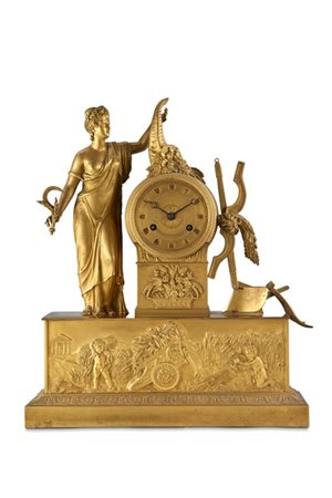 Pendola in bronzo dorato a soggetto allegorico.
Cassa con struttura a plinto de