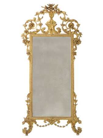 Specchiera con cornice in legno intagliato, traforato e dorato, cimasa e fregi