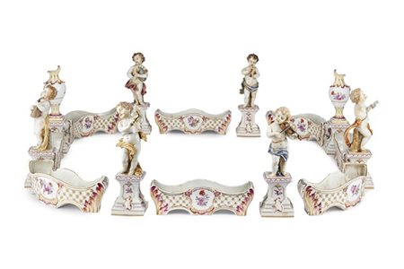 Manifattura del secolo XX. Centrotavola in ceramica policroma composto da sei f