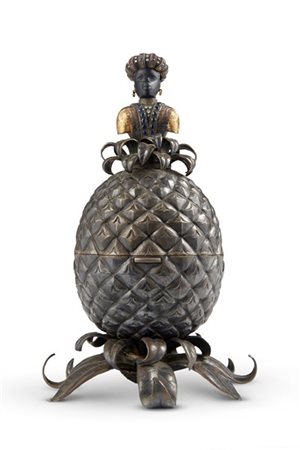 Scatola in argento in forma di ananas con interno in vermeil, sormontata da mor