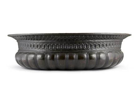 Grande bacile in rame sbalzato di forma ovale, fascia scolpita a baccellature,