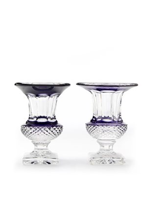 Manifattura di Saint-Louis, Francia, modello Versailles. Due vasi ''Medici'' in