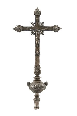 Croce astile in argento sbalzato e inciso decorato a volute fiorite, croce con