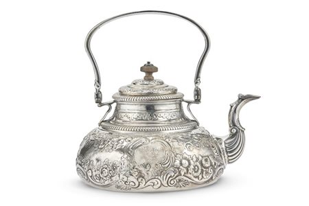 Teiera da Samovar in argento sbalzato a fiori, foglie e volute, versatoio decor