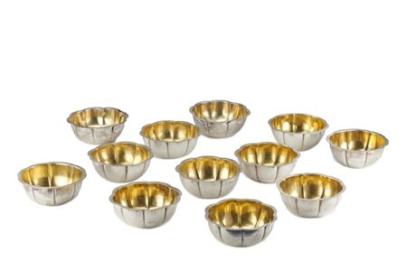 Dodici lavadita di simil decoro in argento di forma polilobata con interni in v