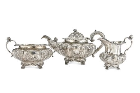 Servizio da tè composto da teiera, zuccheriera e lattiera in argento sbalzato a