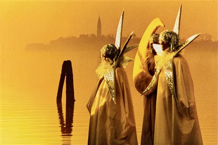 Fulvio Roiter (1926-2016)  - Carnevale con l'isola degli Armeni sullo sfondo, Venezia, 1999