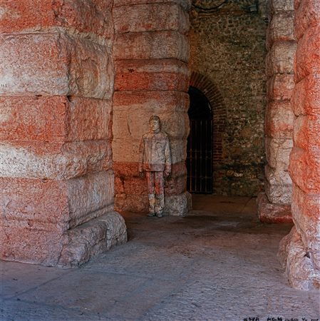 Liu Bolin (1973)  - Arena, Arcovolo, 2008