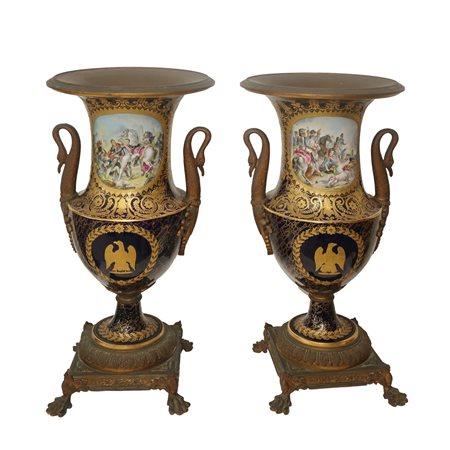 Sevres- Vincennes, manifattura imperiale - Coppia di vasi in porcellana blu con decori dorati e collo decorato con cartigli raffiguranti Napoleone e le sue truppe, nineteen° secolo