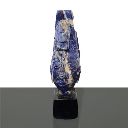 Figura di testa in sodalite su base nera