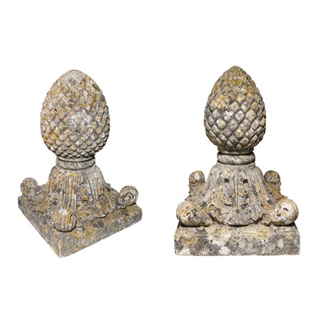 Coppia di pigne in pietra bianca