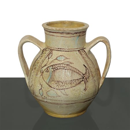 Bocciolo in ceramica biansata invetriata, con la raffigurazione di due pesci contrapposti, Central Italy, XIV