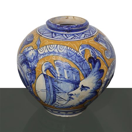 Boccia in maiolica decorata a trofei, nineteen° secolo