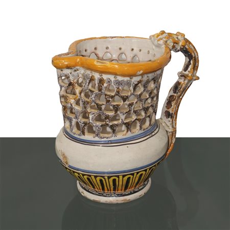 Versatoio traforato in maiolica policroma “bevi se puoi”, Laterza (Puglia), fine 18° secolo