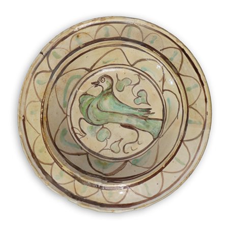 Piatto in maiolica policrama con raffigurazione di uccello al centro. , Central Italy, 14° secolo