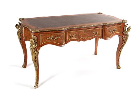 "Bureau plat Louis XV", Francia, XX secolo cm 82x160x82 piano rivestito in...