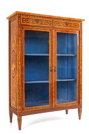 Vetrina in legno intarsiato, inizi del XX secolo cm 164x117x45,5 ispirata ai...