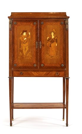 Mobile a due sportelli in legno intarsiato, Inghilterra, fine del XIX/inizi...