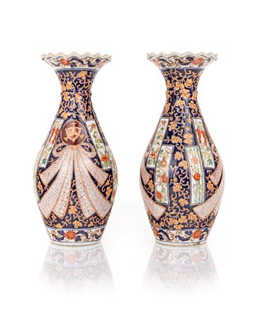 Coppia di vasi in porcellana, Giappone altezza cm 36 corpo a balaustro con...