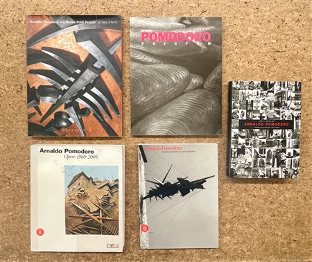 ARNALDO POMODORO - Lotto unico di 5 cataloghi