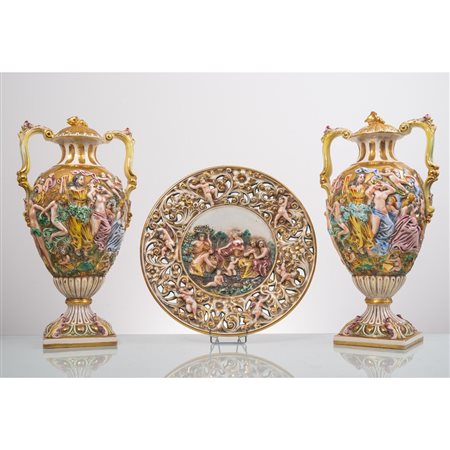 CAPODIMONTE, Due anfore con coperchio ed un piatto