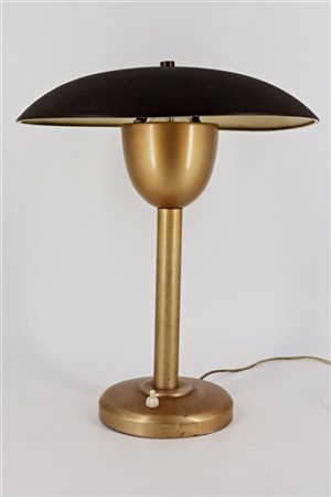 Lampada da tavolo in alluminio verniciato marrone e oro. Italia, anni '50. (h c
