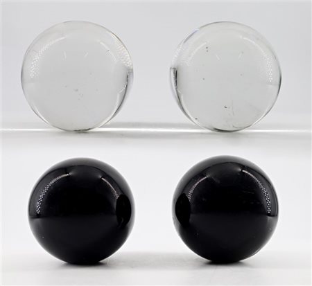 Archimede Seguso Quattro sfere in vetro cristallo e in vetro nero. Murano, secon