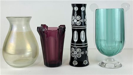 Lotto di quattro vasi in vetro di manifatture e forme differenti. Seconda metà