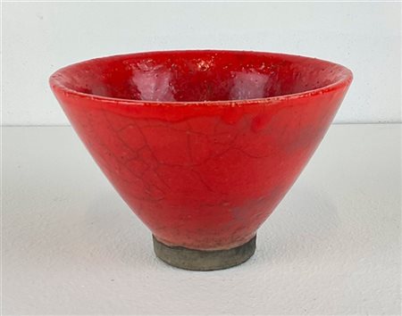 Vaso in terracotta smaltata color rosso. Italia, anni '50/'60. (h cm 11; d cm 1