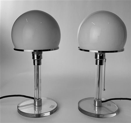 Coppia di lampade da tavolo ispirate al modello "Bauhaus lamp". Stelo e base in
