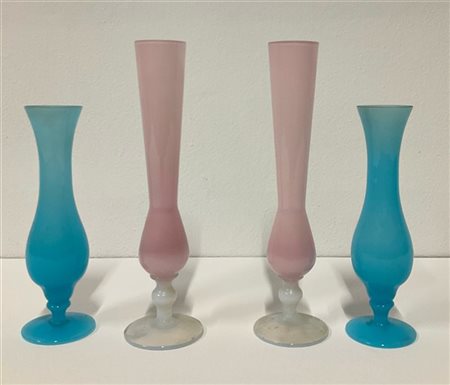Manifattura di Murano Due coppie di vasi soliflore in vetro soffiato, una rosa e