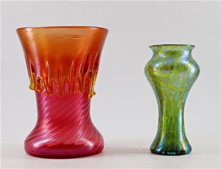 Loetz (Attribuito)
Due vasetti in vetro soffiato nei toni del verde e rosso con