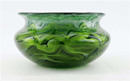 Manifattura centroeuropea Coppa in vetro trasparente verde a inclusioni grigio b