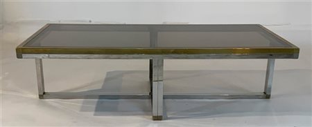 Tavolo da salotto in metallo e ottone con piano in cristallo fumé. Italia, anni