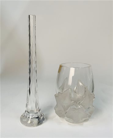 Lotto composto da un vaso Lalique France (cm 12,5x18) in vetro incolore soffiat