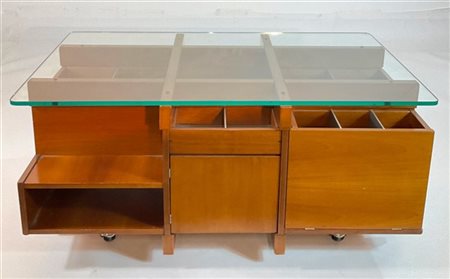 Tavolino da salotto. Italia, anni '70. Legno impiallacciato e massello, piano i