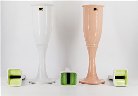 Franco Pozzi Lotto composto da due vasi in ceramica bianca e rosa e tre contenit