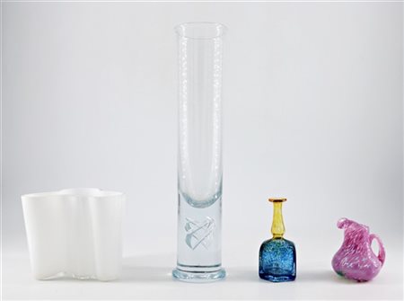 Lotto composto un piccolo vaso Ittala su disegno di Alvar Aalto, due vasi migno