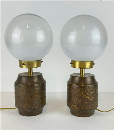 Coppia di lampade da tavolo. Italia, anni '60. Struttura in metallo e diffusore