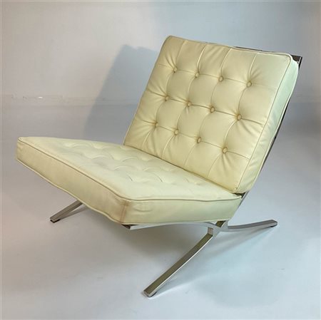 Poltrona ispirata al modello "Barcelona" di Ludwig Mies van der Rohe. Produzion