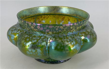 Loetz (Attribuito)
Centrotavola di forma baccellata in vetro verde a macchie lat