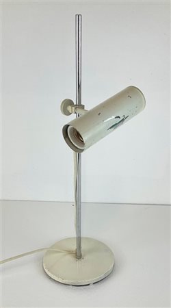 Lampada da tavolo. Italia, anni '60/'70. Struttura in metallo cromato, base e p