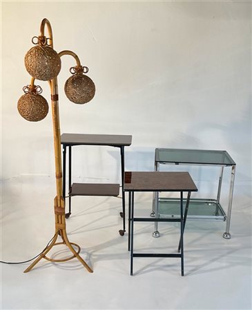 Lotto composto da due tavolini porta televisore (cm max 60x35x81), un tavolino