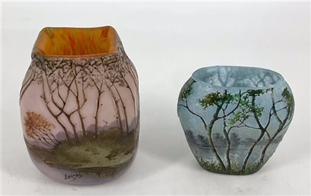 Manifatture diverse Lotto composto da due vasetti in vetro soffiato cammeo incis